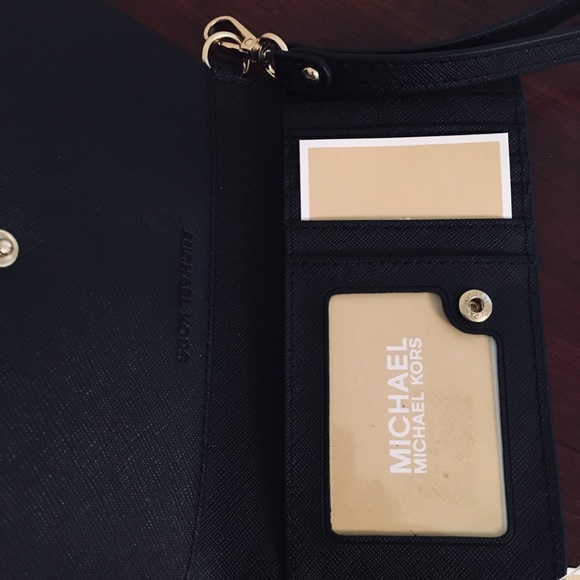 NEW Michael Kors Saffiano Leather Wristlet - Picture 3 of 3